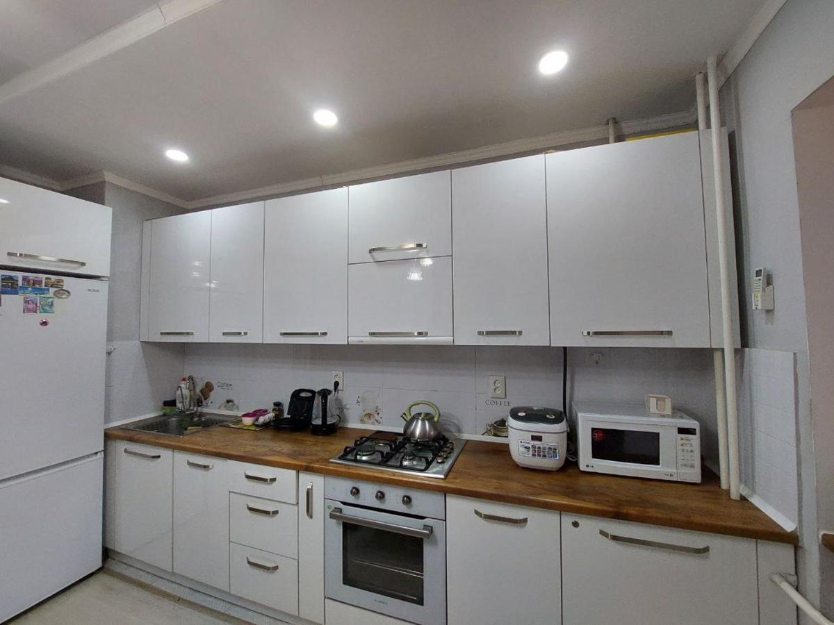 Downtown Homestay Бишкек Екстериор снимка