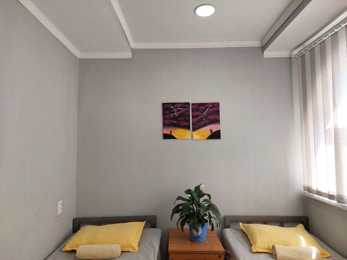 Downtown Homestay Бишкек Екстериор снимка
